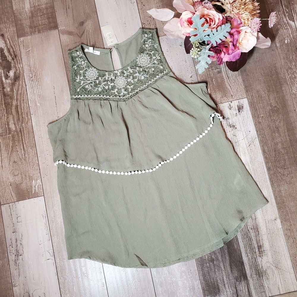 NWT Maurices Lace Trim Sleeveless Blouse Tank Top Women's Size Medium - Picture 2 of 16